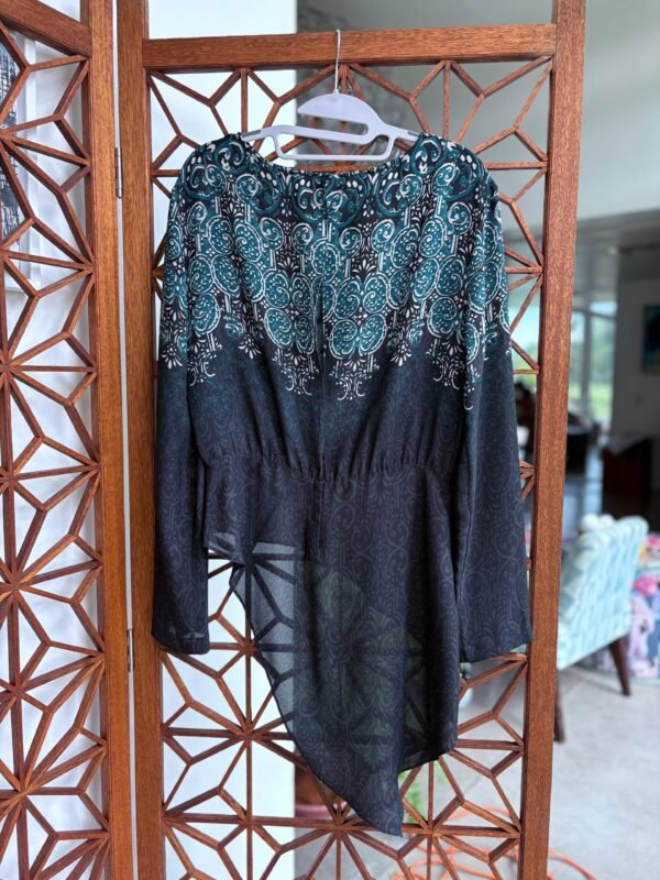 Blusa asimétrica color negro