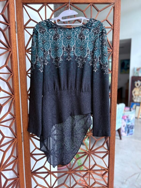 Blusa asimétrica color negro