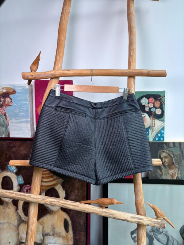 Short de vinipiel color negro