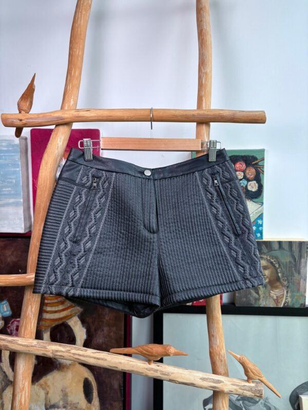 Short de vinipiel color negro