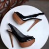 Zapatillas peep-toe de charol color negro