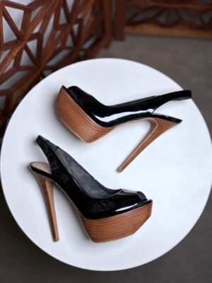 Zapatillas peep-toe de charol color negro