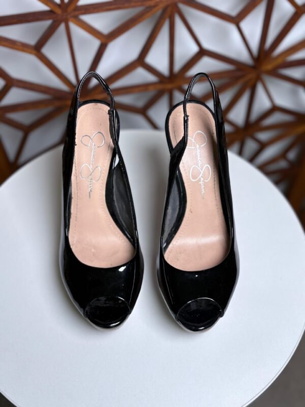 Zapatillas peep-toe de charol color negro