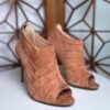 Botines peep-toe con tacón color canela