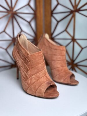 Botines peep-toe con tacón color canela