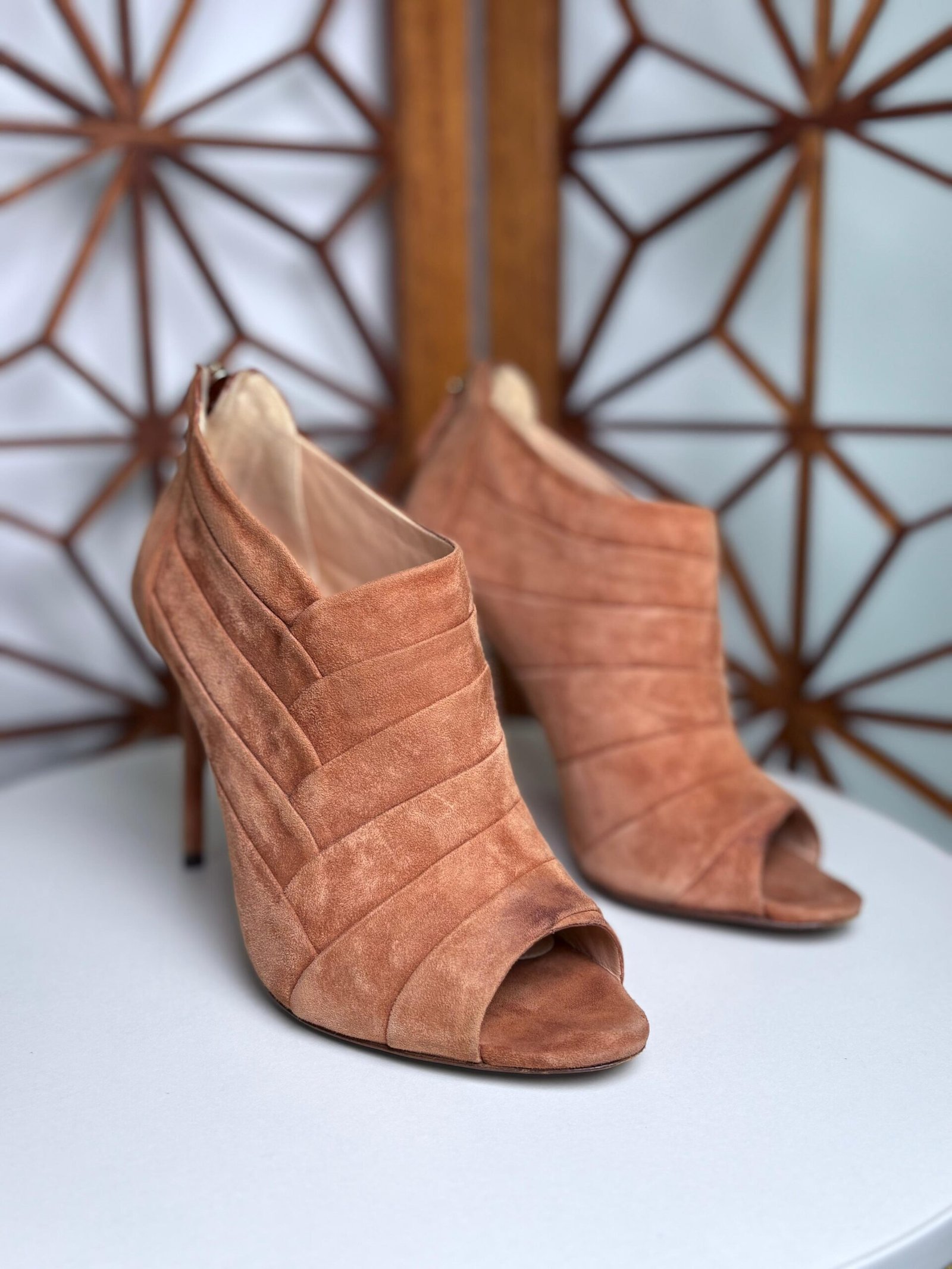 Botines Peep Toe Birman de Gamuza Beige con Tacón Alto