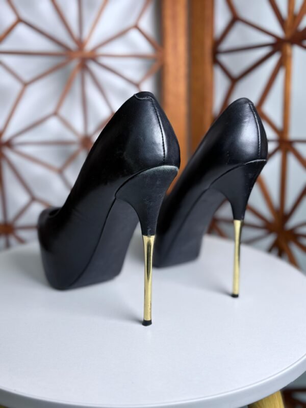 Plataformas stiletto con tacón dorado