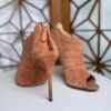 Botines peep-toe con tacón color canela