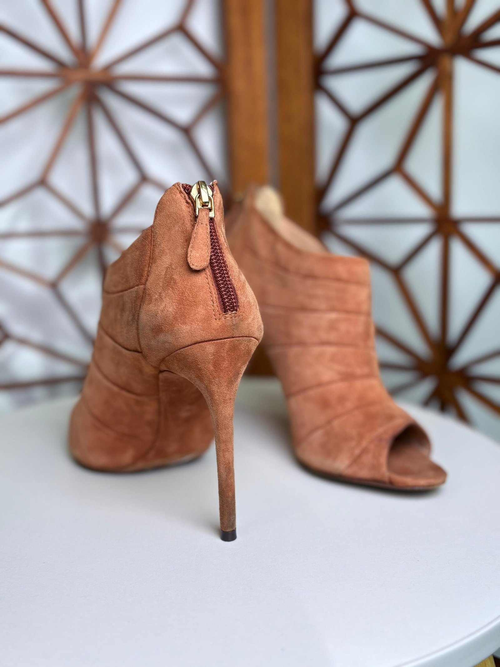 Botines Peep Toe Birman de Gamuza Beige con Tacón Alto - Imagen 2