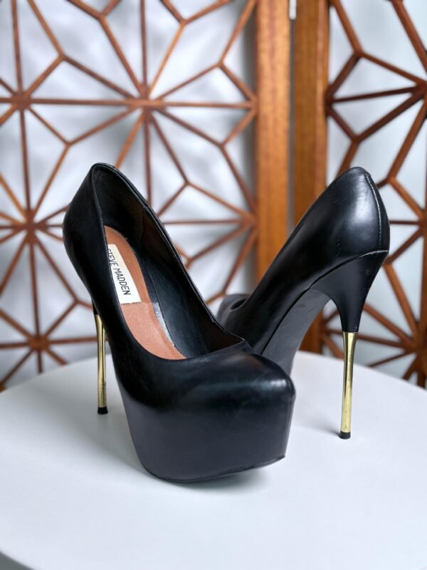 Plataformas stiletto con tacón dorado