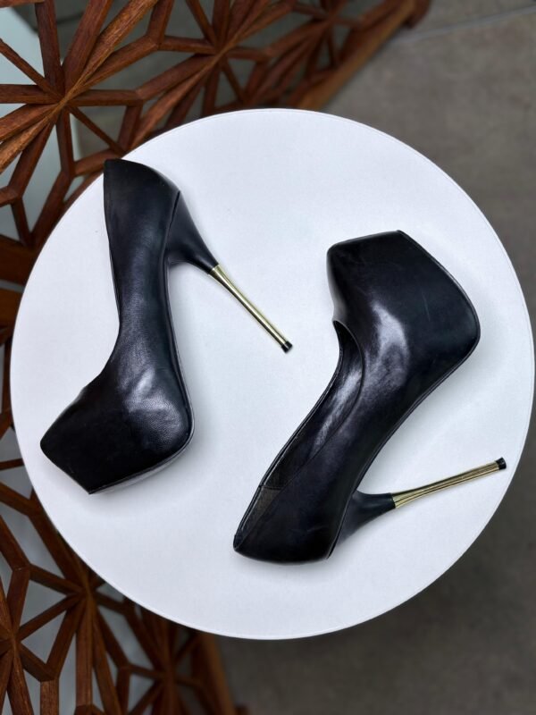 Plataformas stiletto con tacón dorado