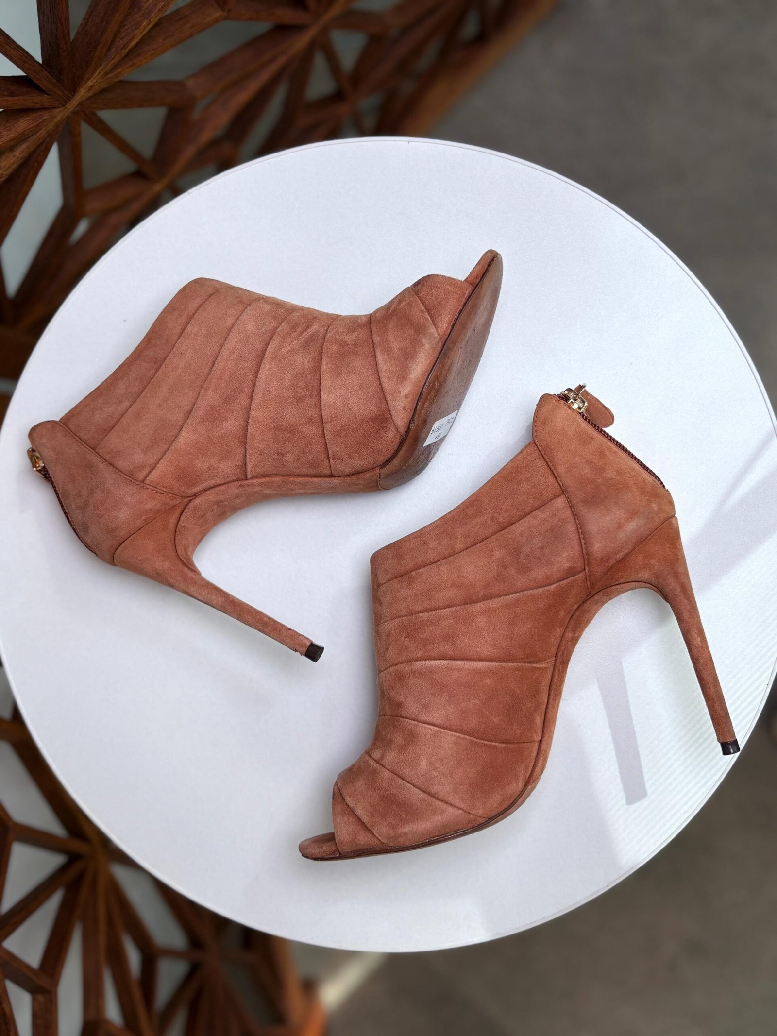 Botines Peep Toe Birman de Gamuza Beige con Tacón Alto - Imagen 3