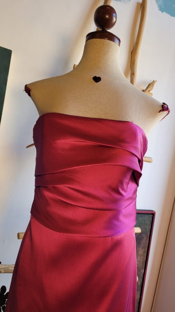 Vestido strapless asimétrico