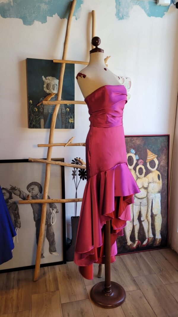 Vestido strapless asimétrico