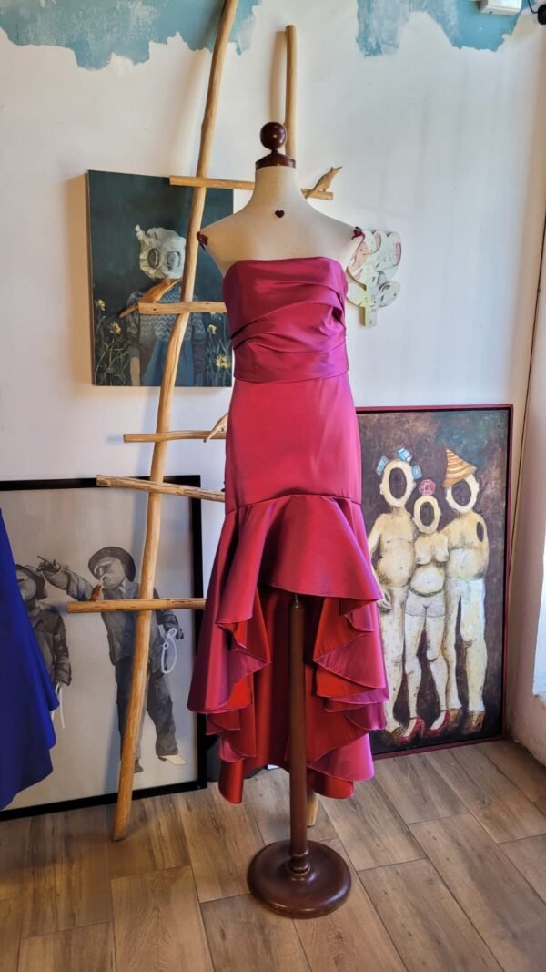 Vestido strapless asimétrico