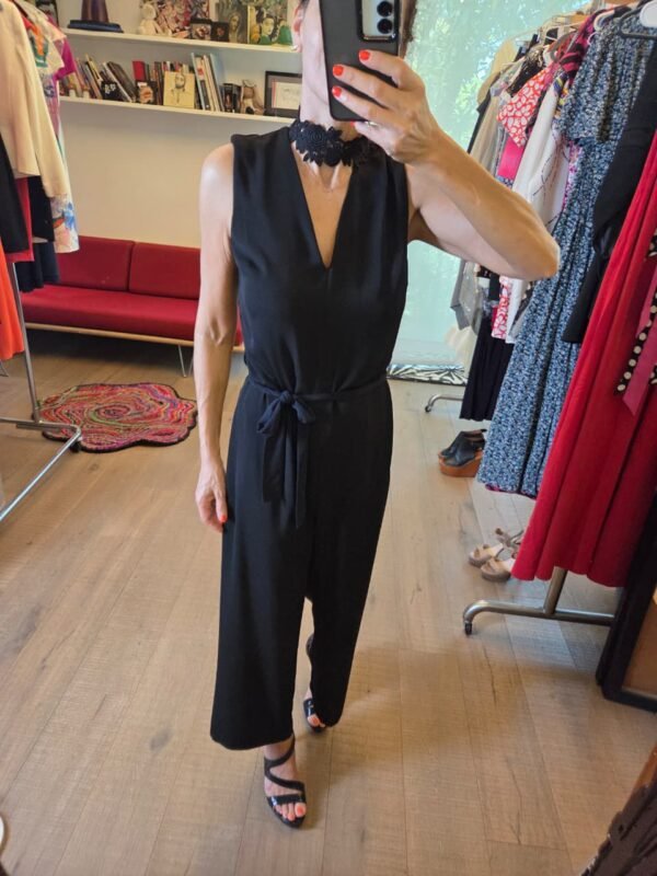 Jumpsuit Negro con gargantilla de encaje en cuello