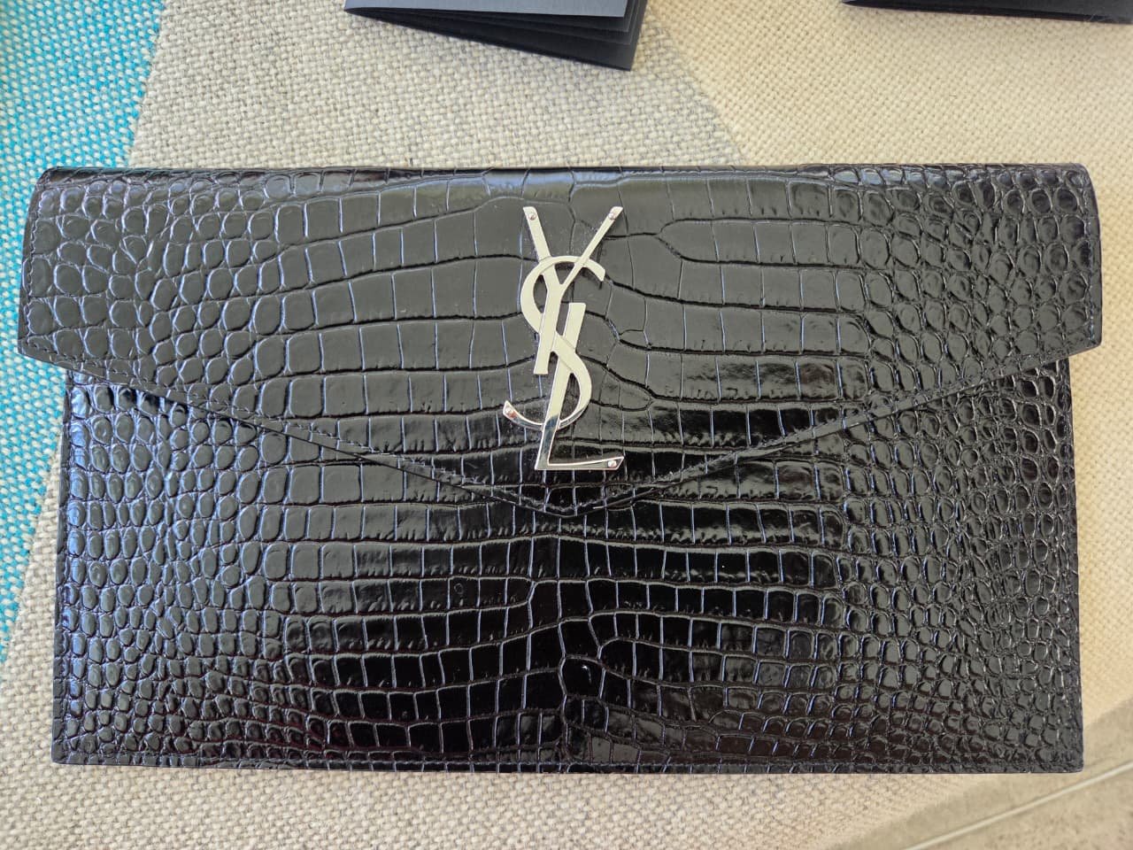 Clutch Saint Laurent Cassandra de Piel con Grabado Tipo Cocodrilo Negra - Imagen 4