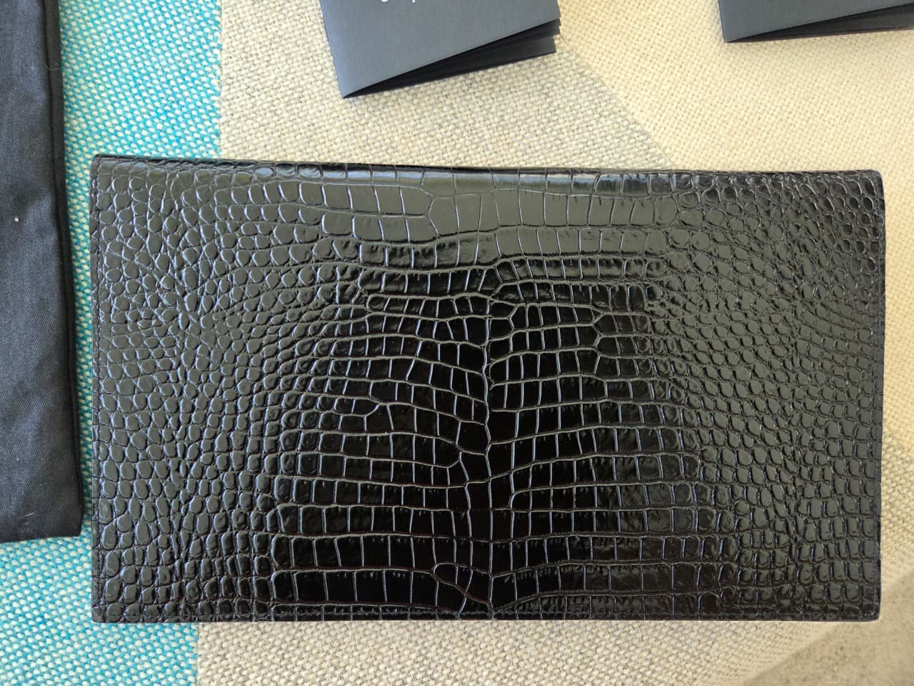 Clutch Saint Laurent Cassandra de Piel con Grabado Tipo Cocodrilo Negra - Imagen 3