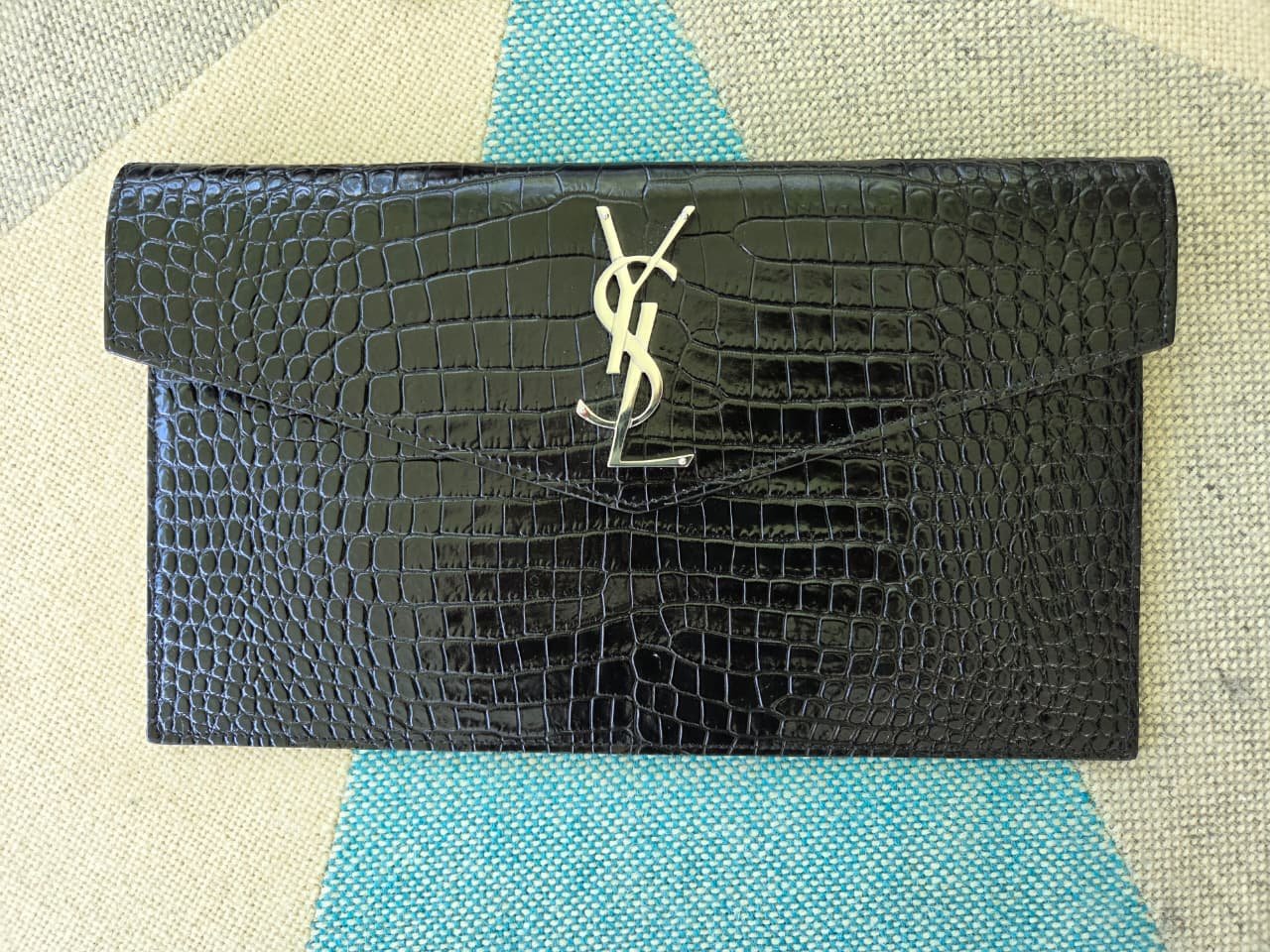 Clutch Saint Laurent Cassandra de Piel con Grabado Tipo Cocodrilo Negra
