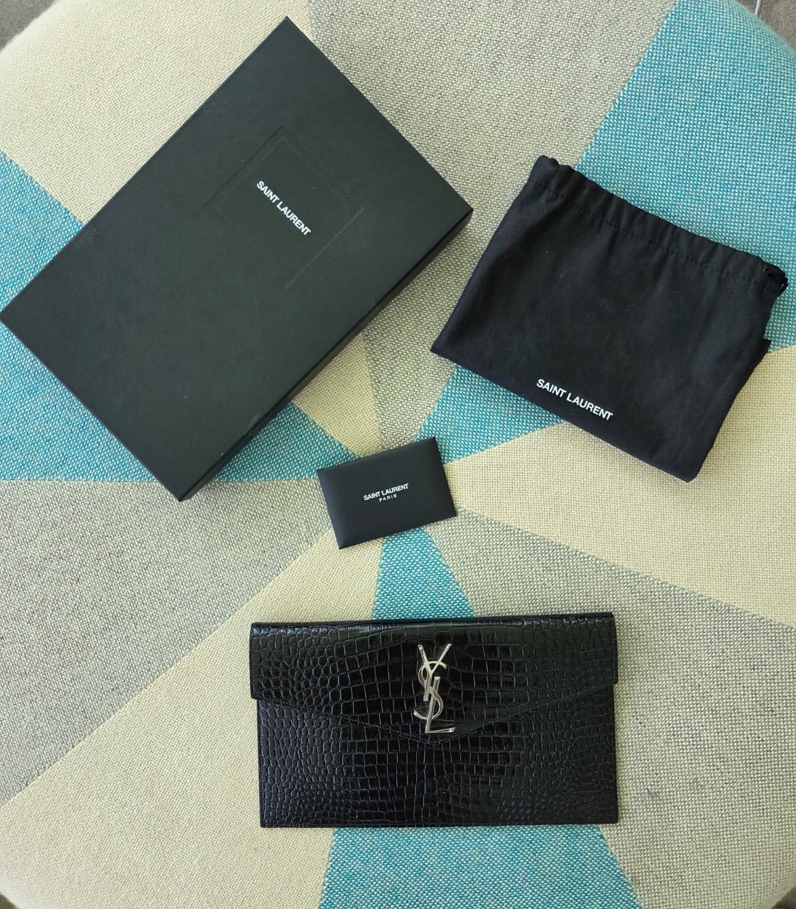 Clutch Saint Laurent Cassandra de Piel con Grabado Tipo Cocodrilo Negra - Imagen 2