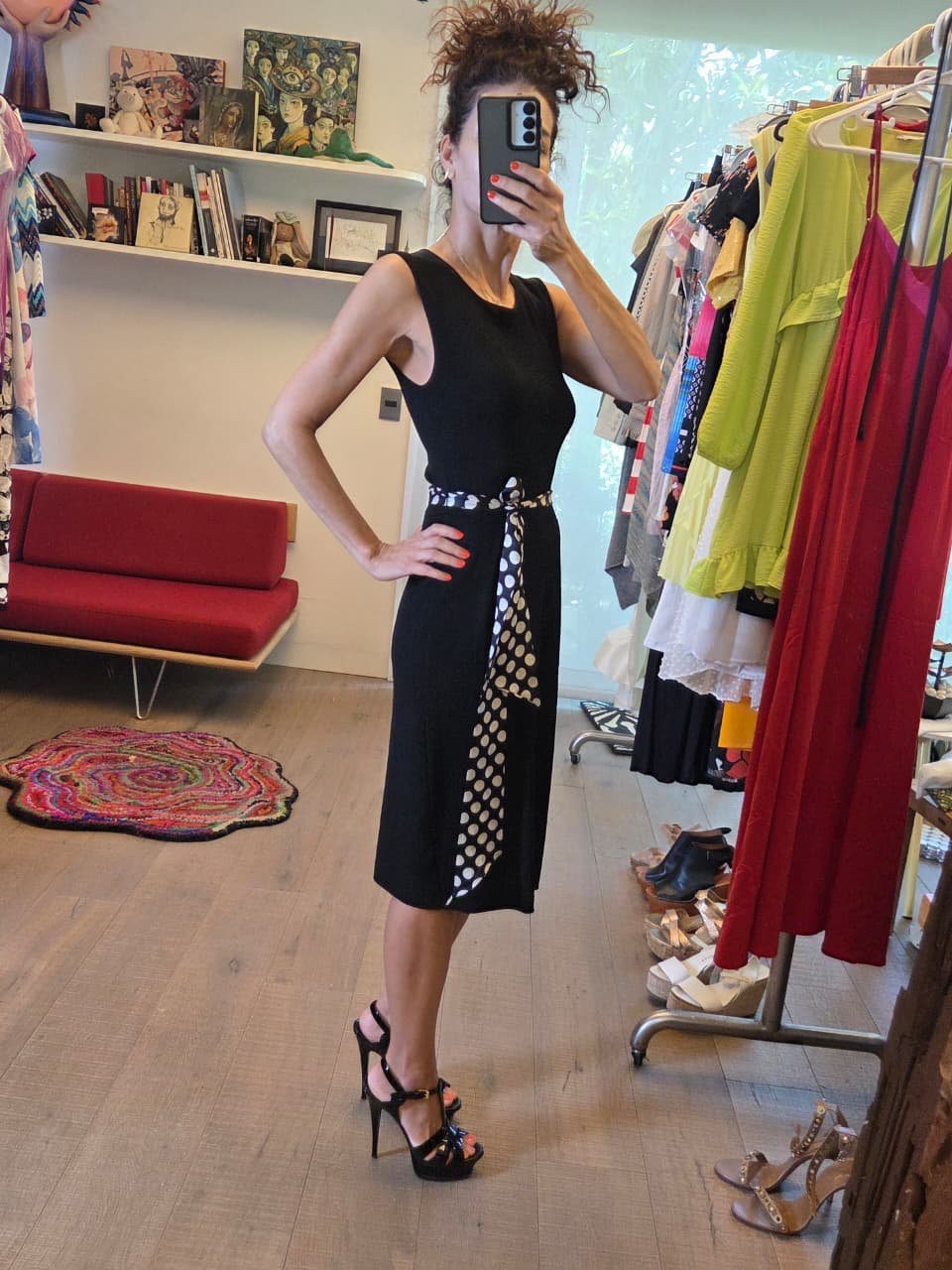 Vestido Negro de Punto Carolina Herrera con Cinturón de Lunares | Elegancia Atemporal - Imagen 2