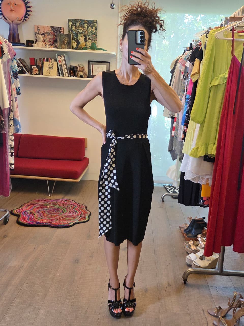 Vestido Negro de Punto Carolina Herrera con Cinturón de Lunares | Elegancia Atemporal