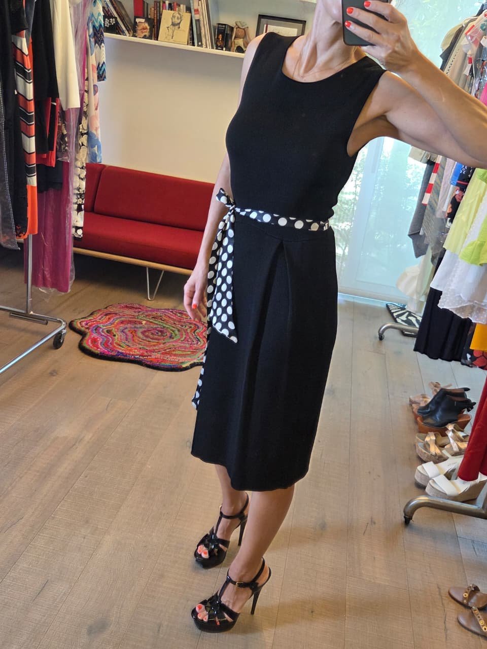 Vestido Negro de Punto Carolina Herrera con Cinturón de Lunares | Elegancia Atemporal - Imagen 3