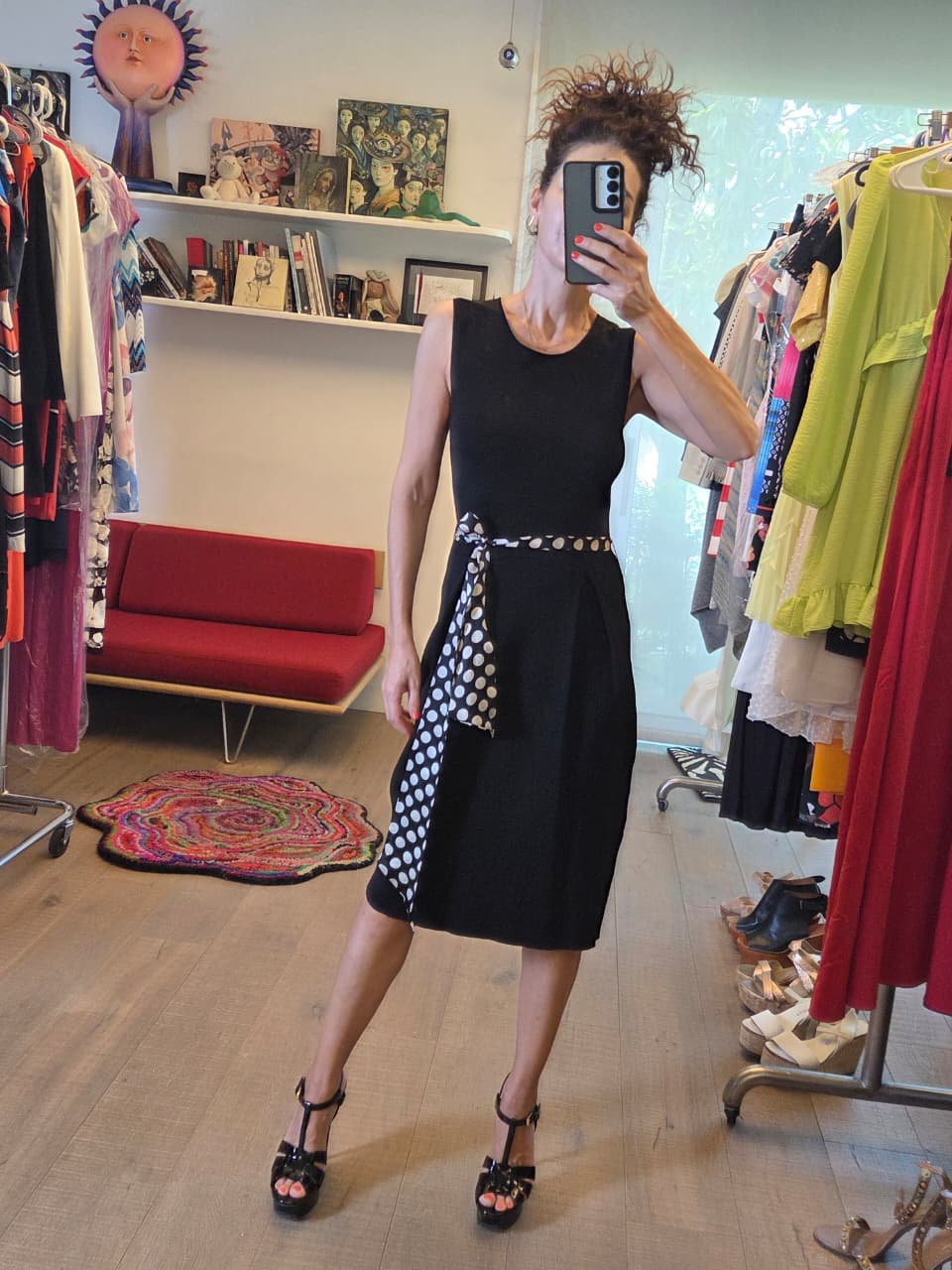 Vestido Negro de Punto Carolina Herrera con Cinturón de Lunares | Elegancia Atemporal - Imagen 4