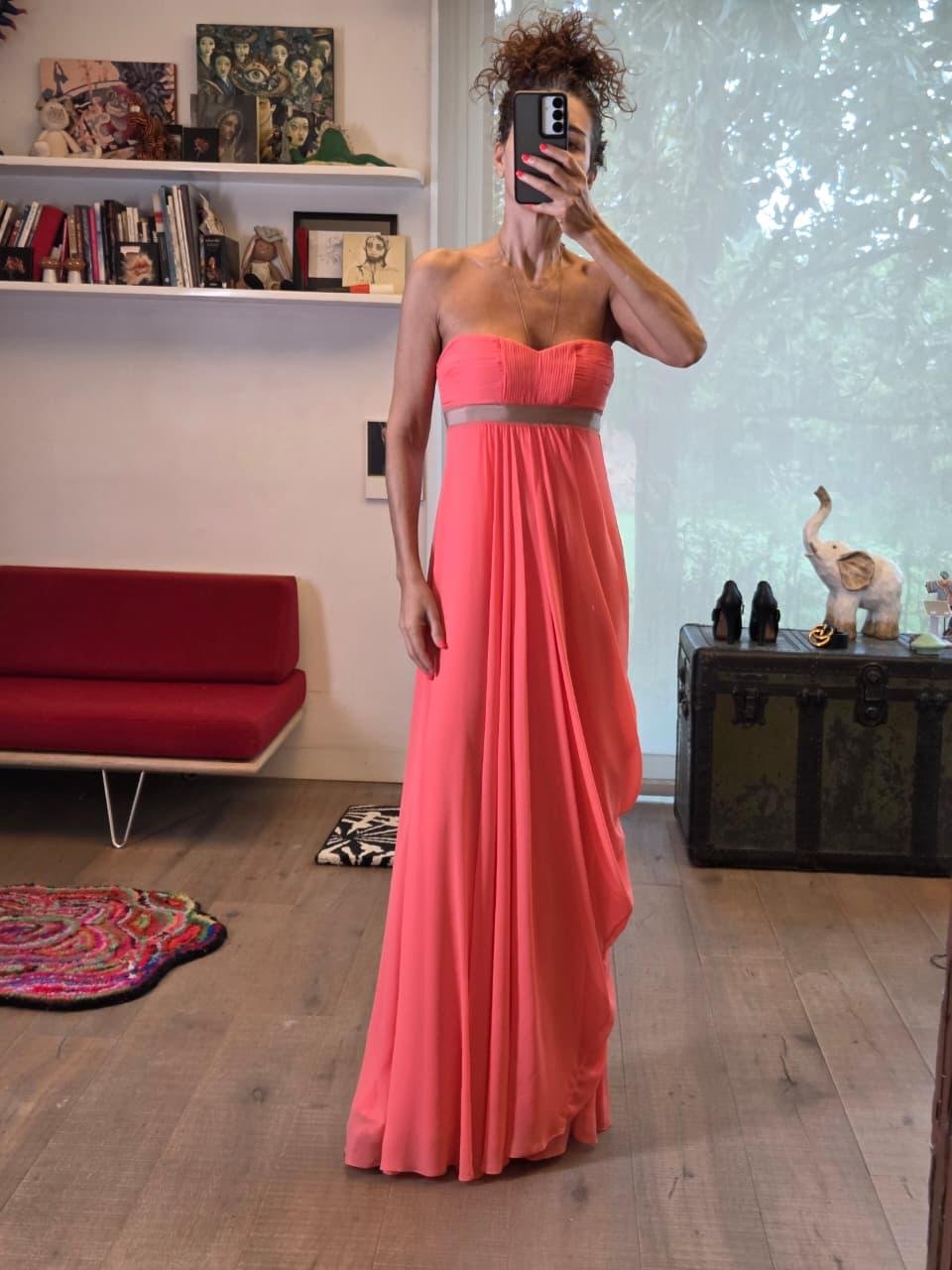 Vestido Largo Strapless Coral BCBG de Gasa Plisada | Elegancia Atemporal - Imagen 2