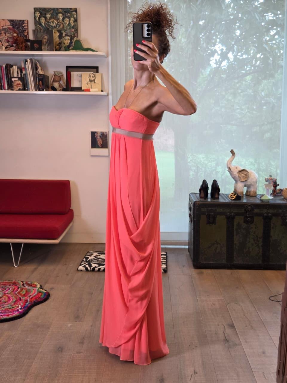 Vestido Largo Strapless Coral BCBG de Gasa Plisada | Elegancia Atemporal - Imagen 3