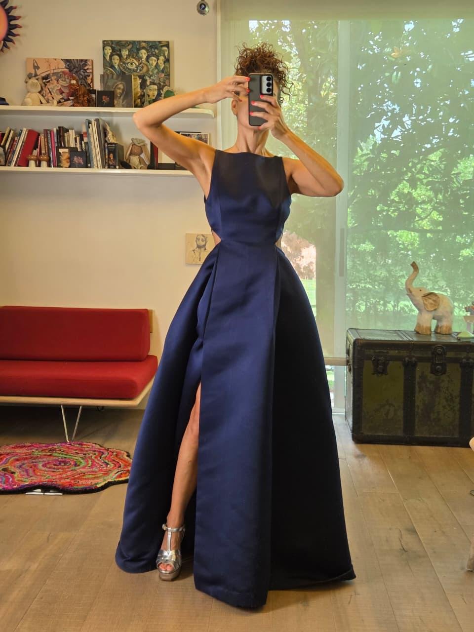 Vestido de Gala Halston Azul Marino con Falda Arquitectónica y Abertura Frontal
