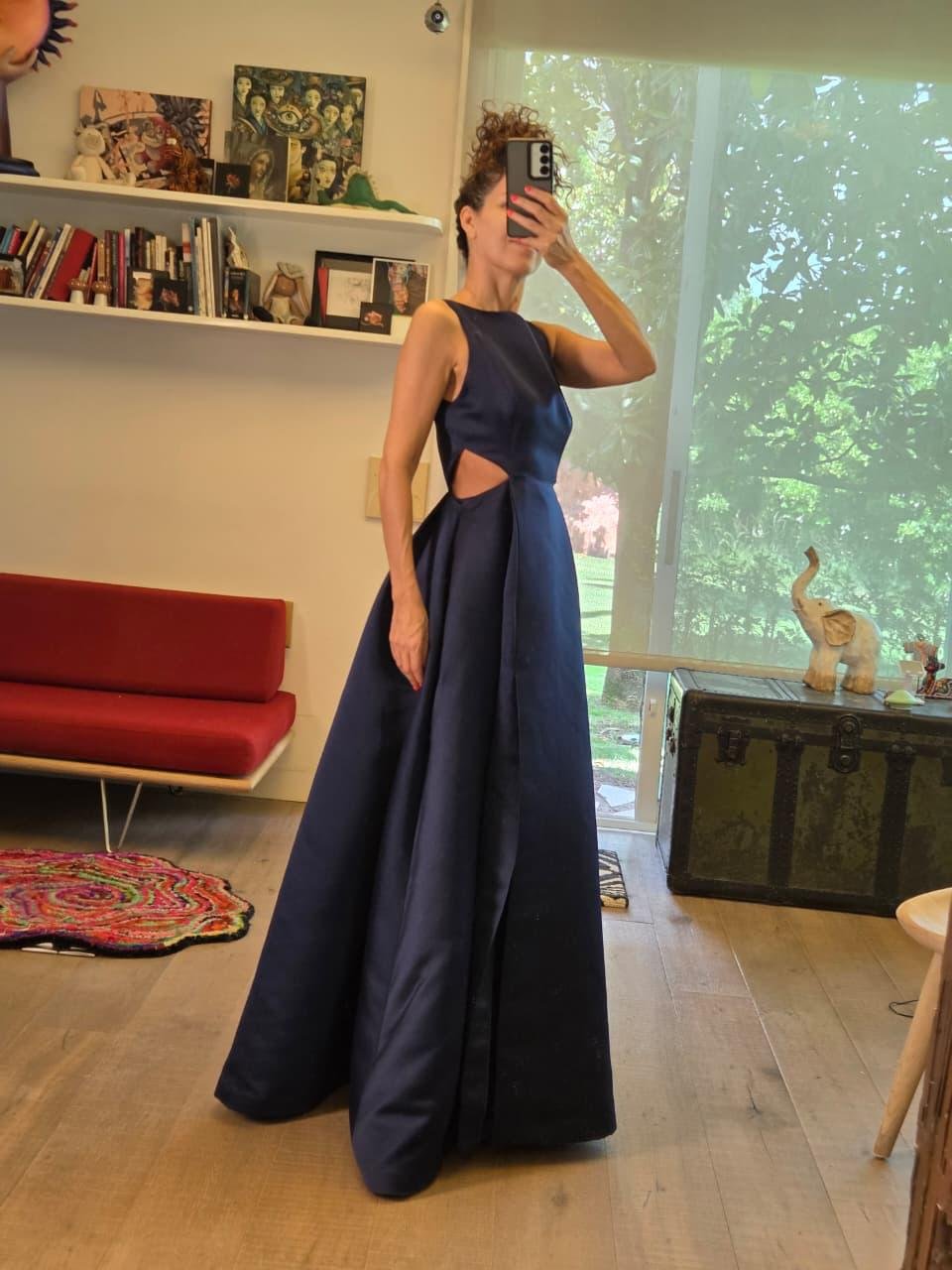 Vestido de Gala Halston Azul Marino con Falda Arquitectónica y Abertura Frontal - Imagen 2