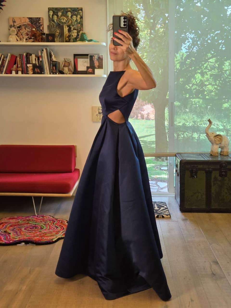 Vestido de Gala Halston Azul Marino con Falda Arquitectónica y Abertura Frontal - Imagen 3