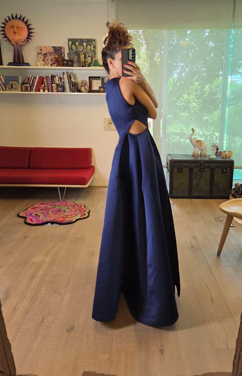 Vestido de Gala Halston Azul Marino con Falda Arquitectónica y Abertura Frontal - Imagen 4