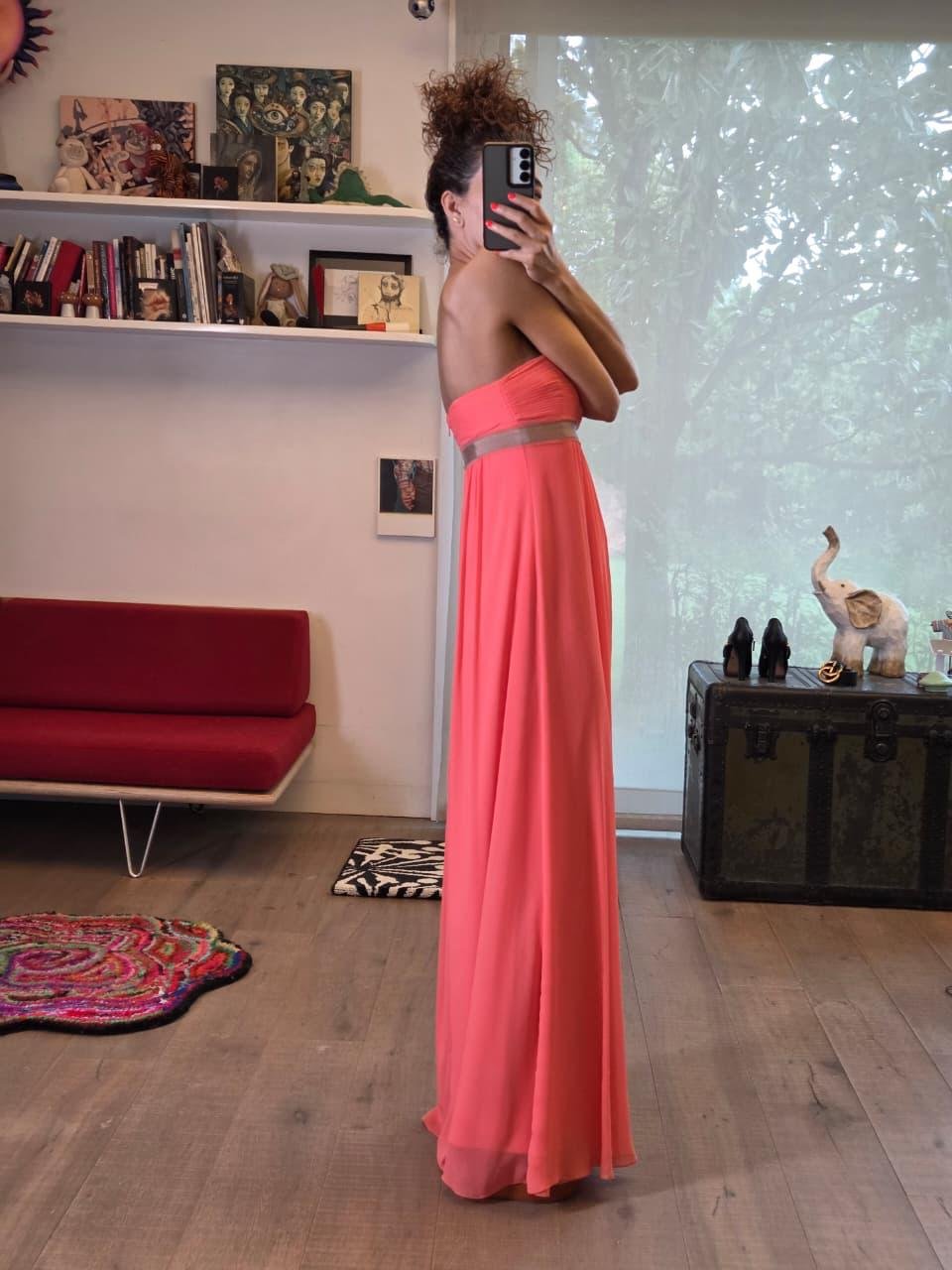 Vestido Largo Strapless Coral BCBG de Gasa Plisada | Elegancia Atemporal - Imagen 4