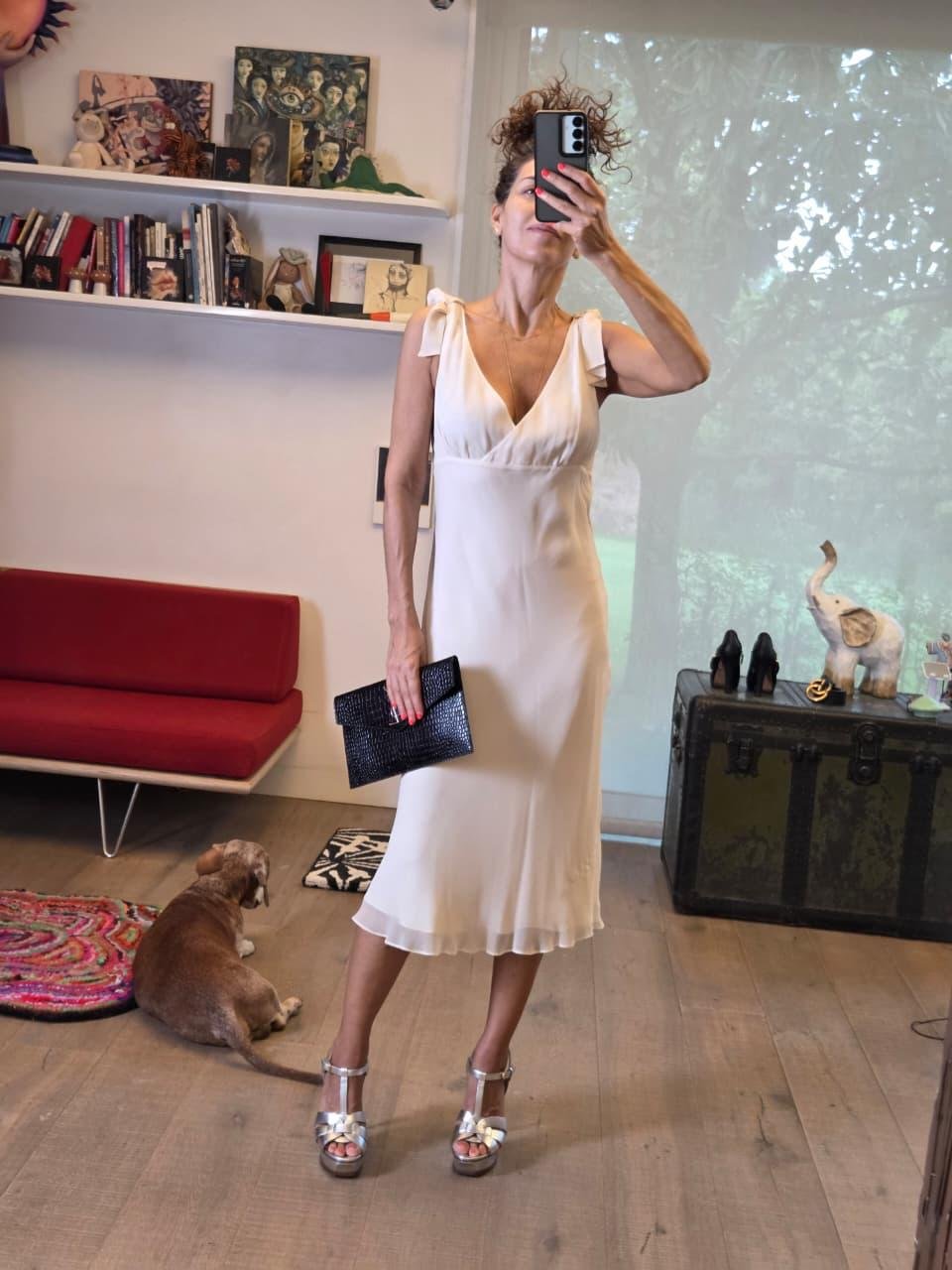 Vestido BCBG Marfil Midi de Gasa con Escote Cruzado y Moños en Hombros