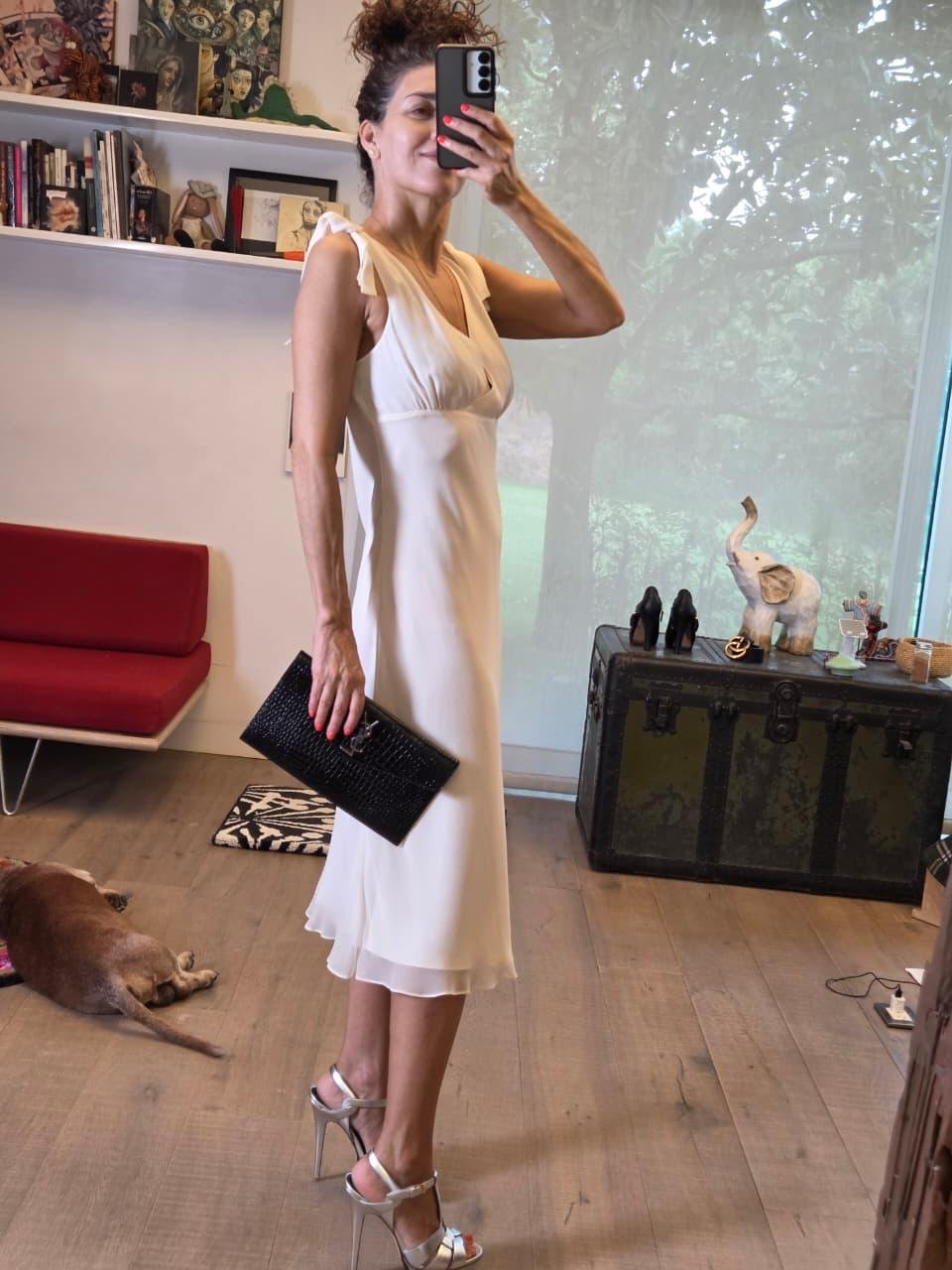 Vestido BCBG Marfil Midi de Gasa con Escote Cruzado y Moños en Hombros - Imagen 2