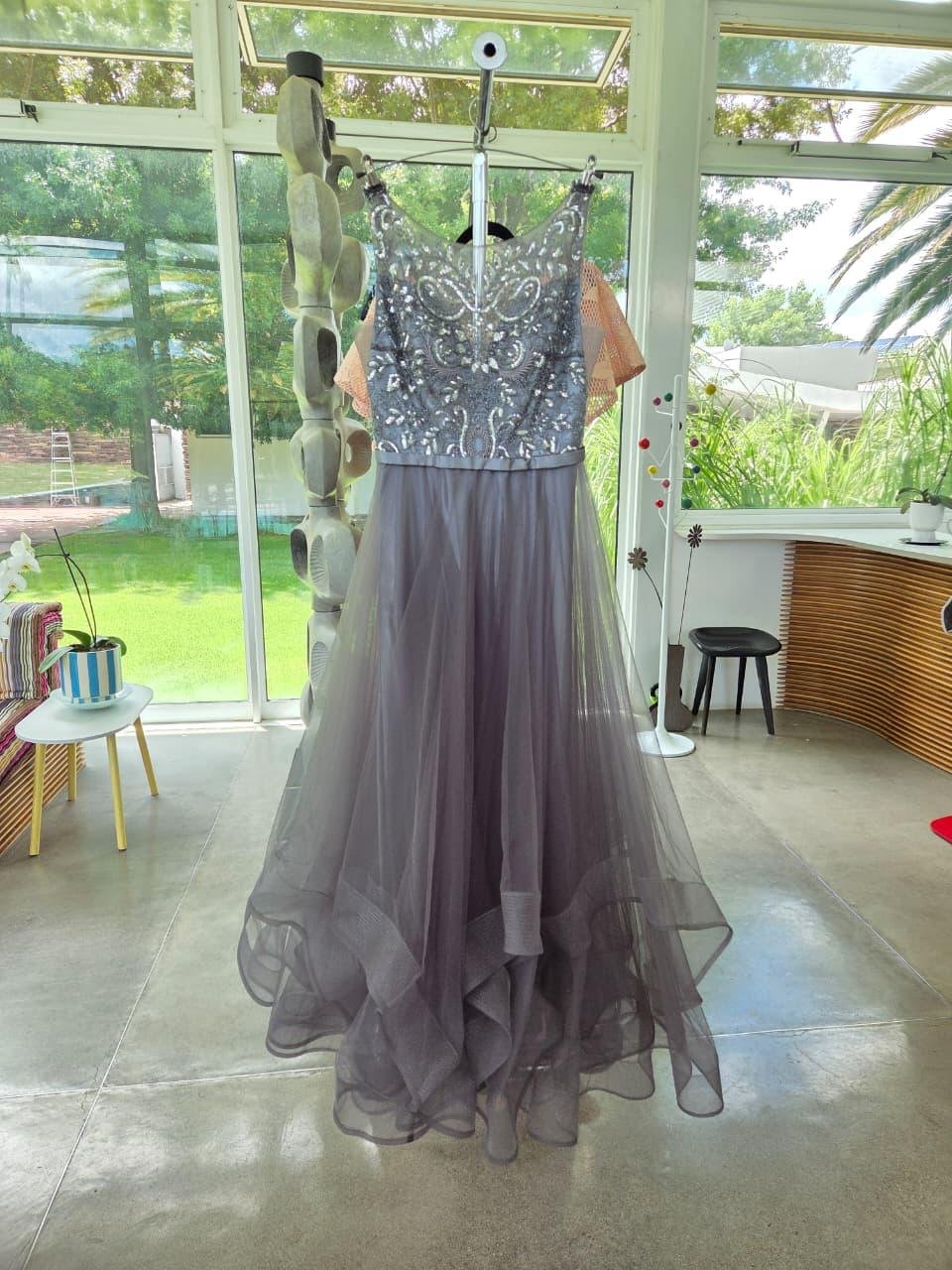 Vestido de Noche Bordado Gris Tentation Girl | Elegancia con Falda de Tul