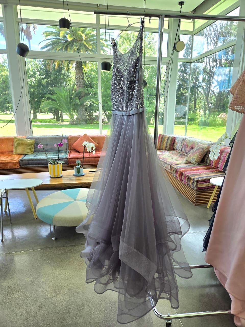 Vestido de Noche Bordado Gris Tentation Girl | Elegancia con Falda de Tul - Imagen 5