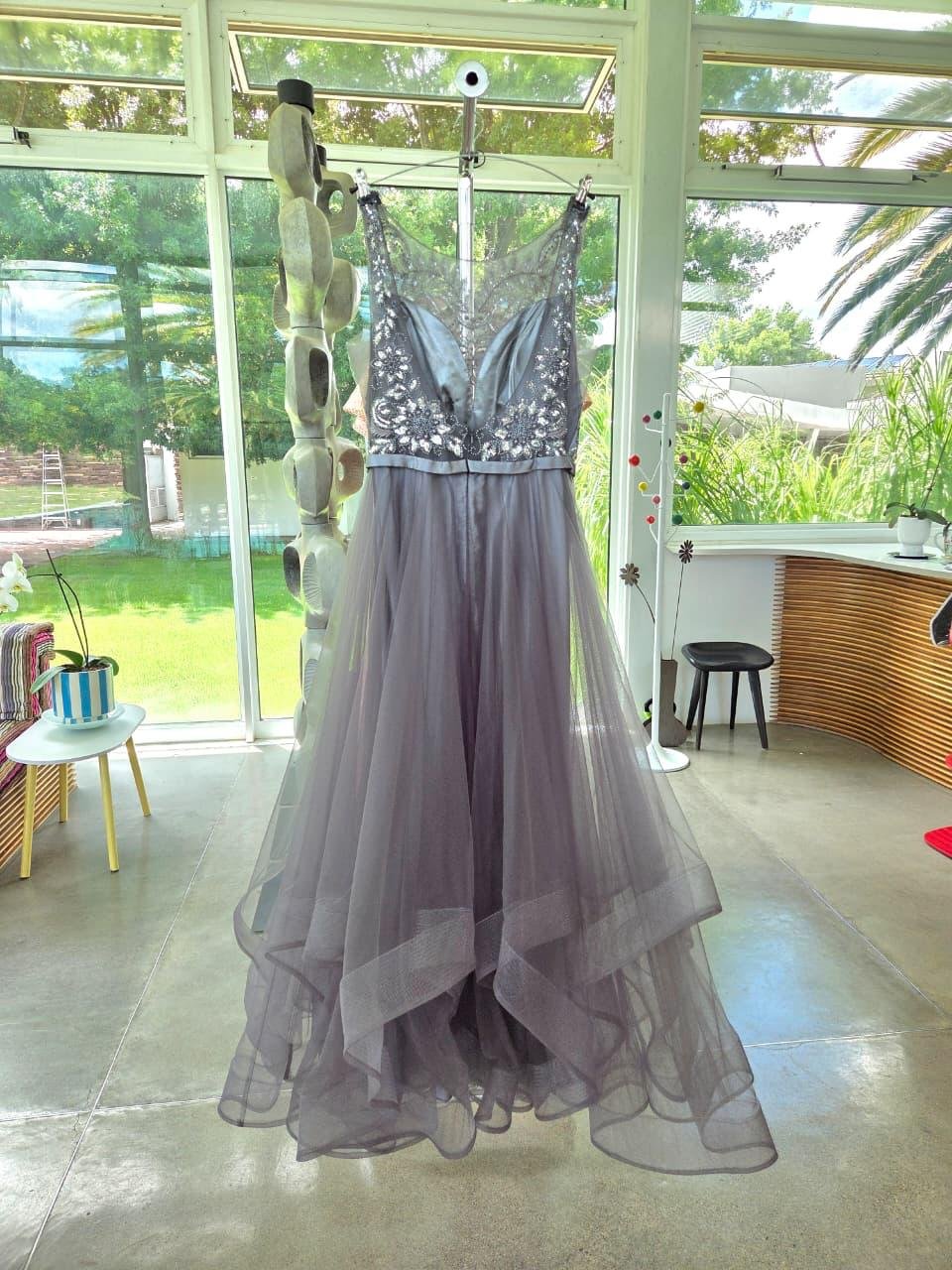 Vestido de Noche Bordado Gris Tentation Girl | Elegancia con Falda de Tul - Imagen 4