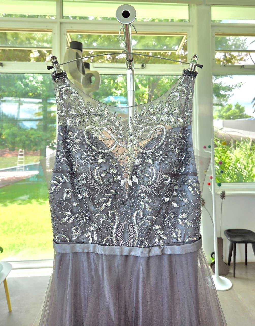 Vestido de Noche Bordado Gris Tentation Girl | Elegancia con Falda de Tul - Imagen 3
