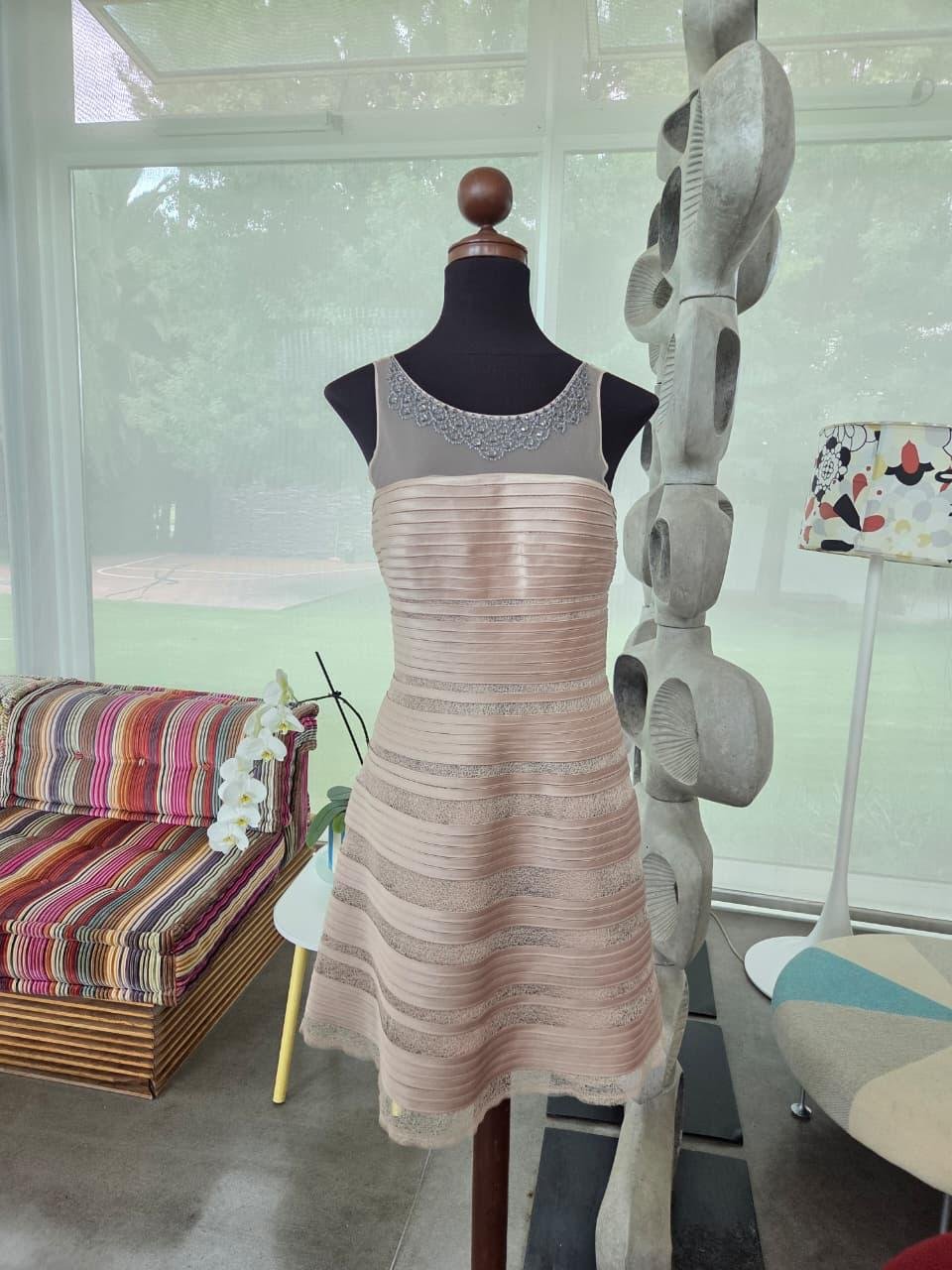 Vestido BCBG Cocktail Color Marfil con Detalles Bordados