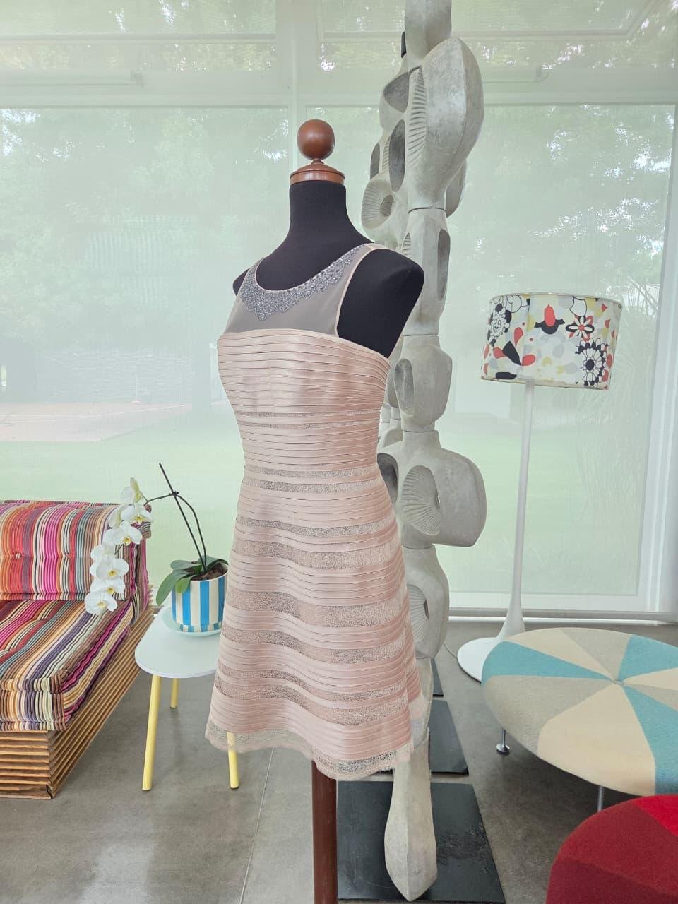 Vestido BCBG Cocktail Color Marfil con Detalles Bordados - Imagen 2