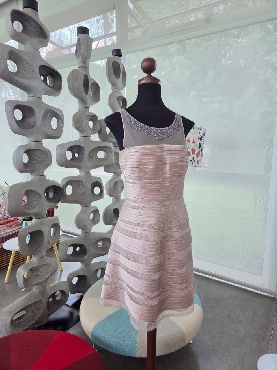 Vestido BCBG Cocktail Color Marfil con Detalles Bordados - Imagen 3