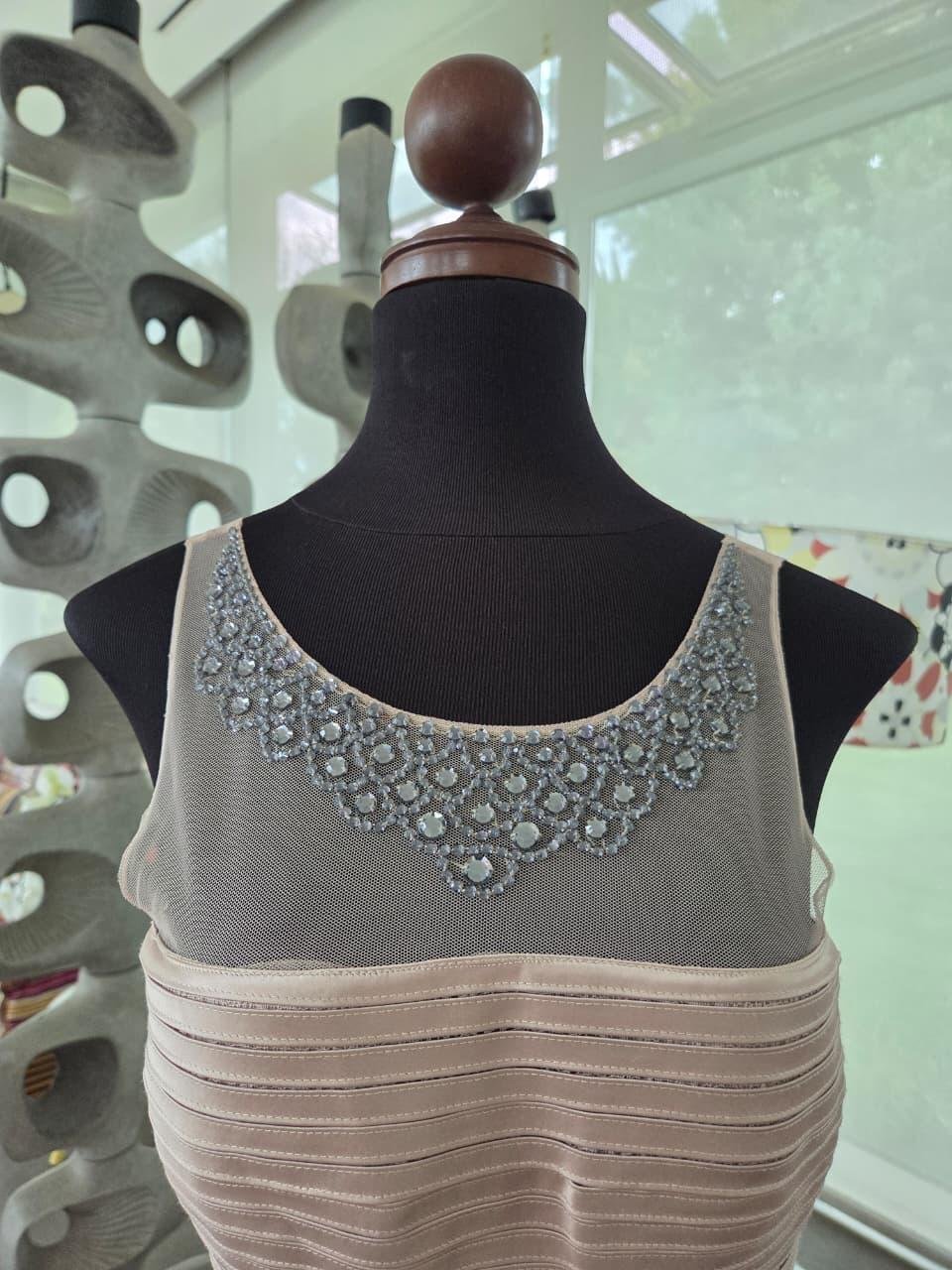 Vestido BCBG Cocktail Color Marfil con Detalles Bordados - Imagen 4