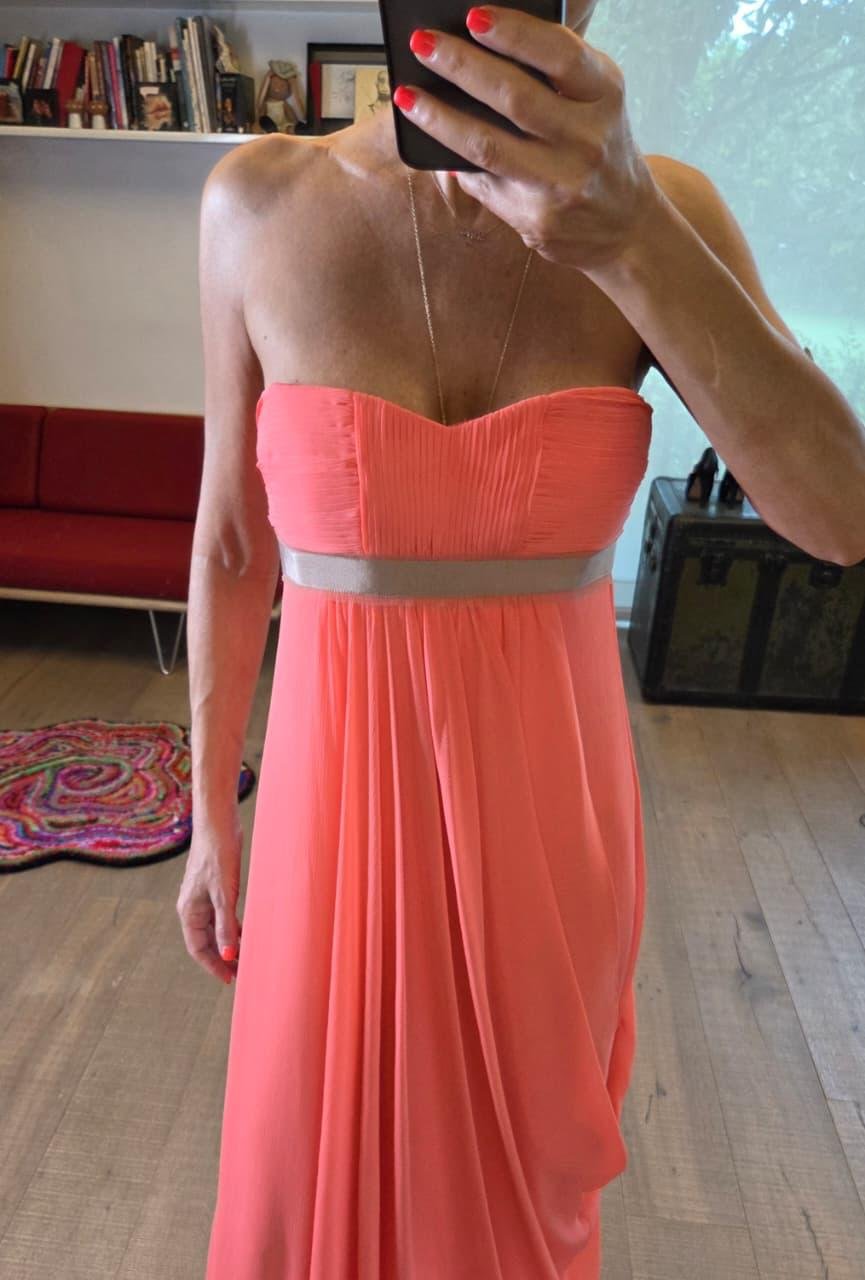 Vestido Largo Strapless Coral BCBG de Gasa Plisada | Elegancia Atemporal - Imagen 5