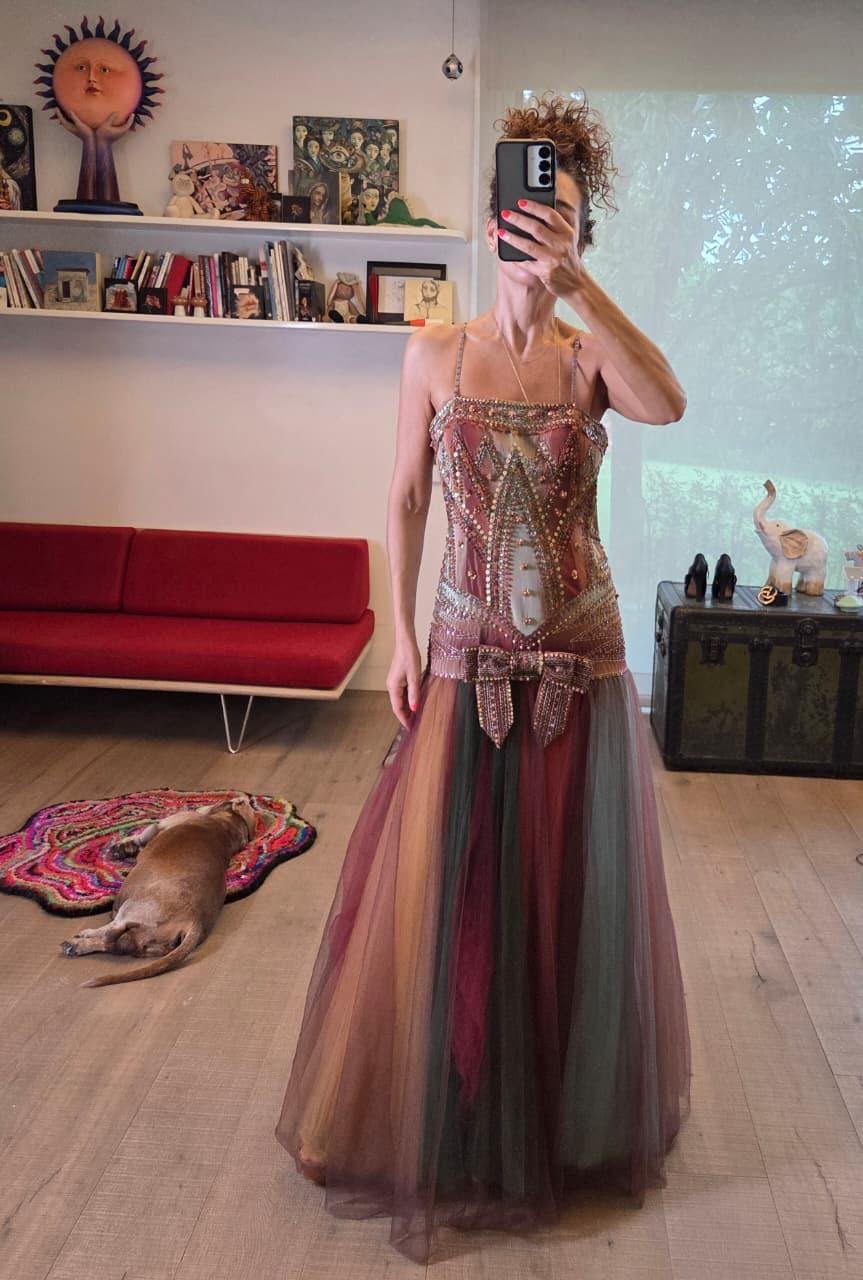 Vestido de Noche Alberto Makali Bordado con Falda de Tul Multicolor