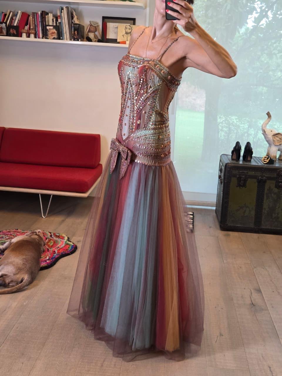 Vestido de Noche Alberto Makali Bordado con Falda de Tul Multicolor - Imagen 3