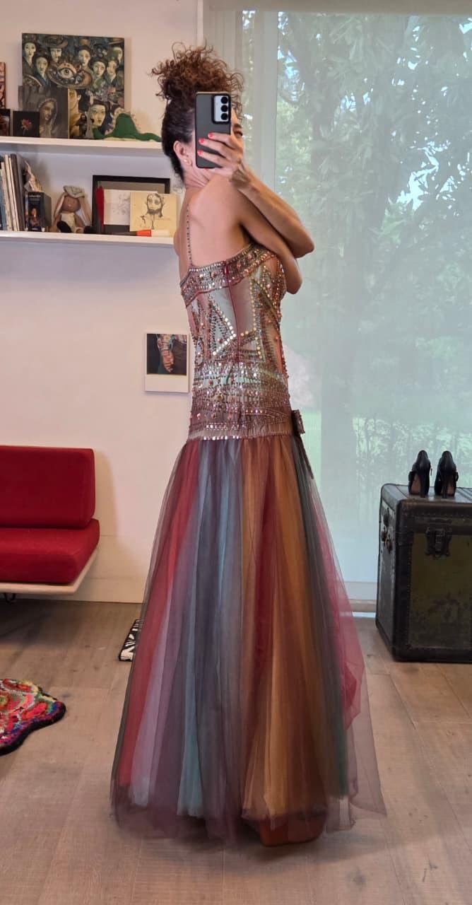 Vestido de Noche Alberto Makali Bordado con Falda de Tul Multicolor - Imagen 5