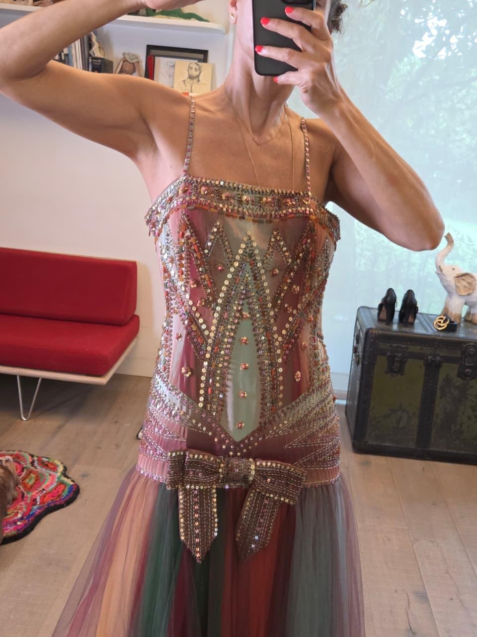 Vestido de Noche Alberto Makali Bordado con Falda de Tul Multicolor - Imagen 4